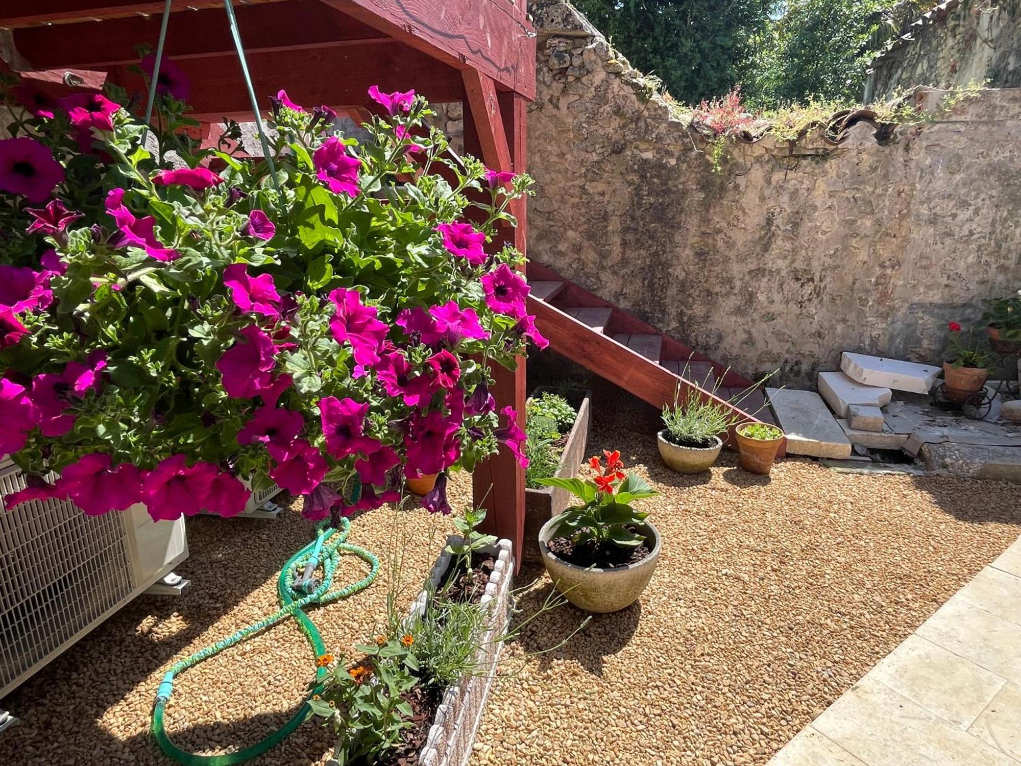 Au Pied Du Chateau Bourdeilles Exterior photo